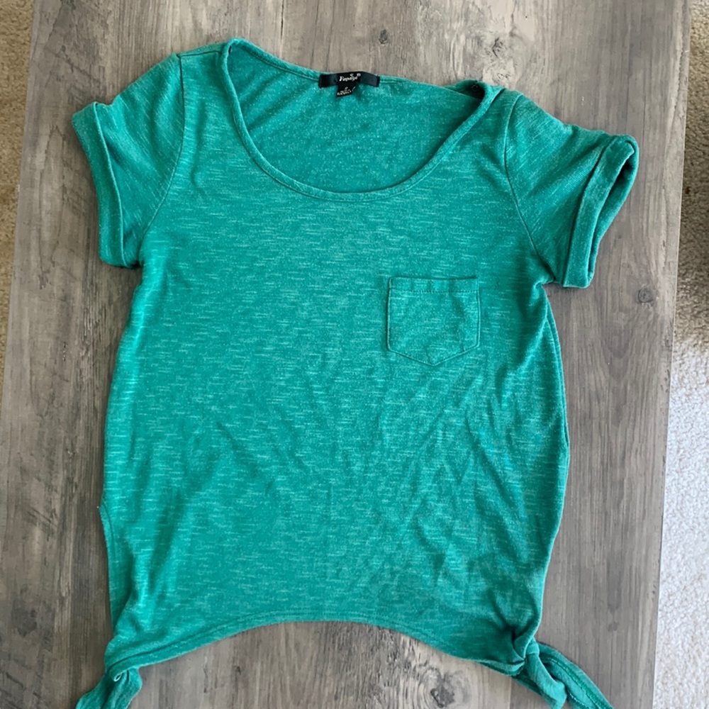 Green top women’s size small ( Junior fit)